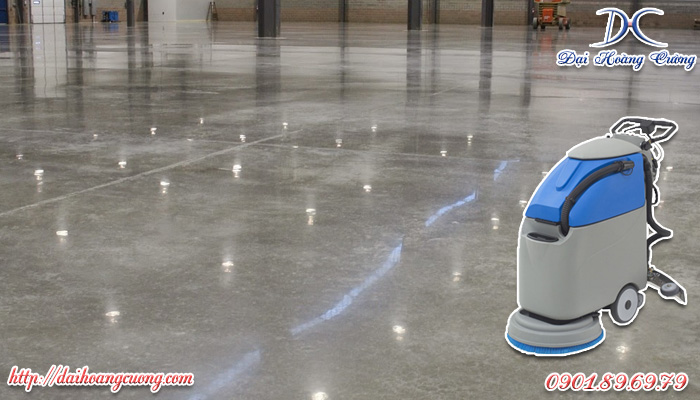 Làm sạch bề mặt sàn bê tông bằng máy chà sàn liên hợp